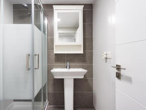 un bagno bianco con lavandino e doccia di El Pisito de Montse a Puertito de Güímar