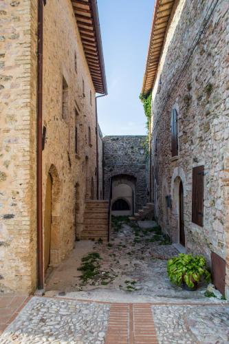 an alley in an old building with a bunch of bananas at Il Castello Di Perchia in Crocemaroggia
