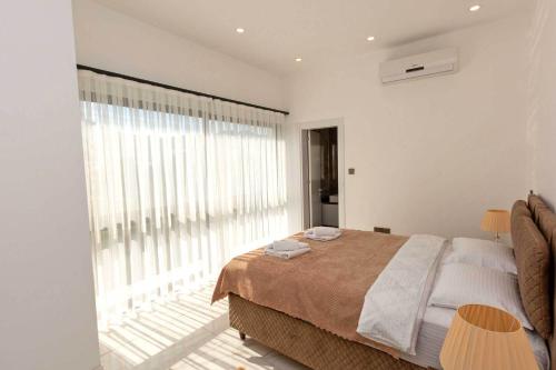 Postel nebo postele na pokoji v ubytování Cruise 3Bed Luxury Apt with Private Pool in Central Kyrenia by HolidayKeys