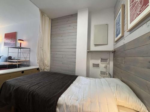 une chambre avec un lit et une fenêtre dans l'établissement Appt Studio cabine - LA ROCHELLE - LR250-A102, à La Rochelle
