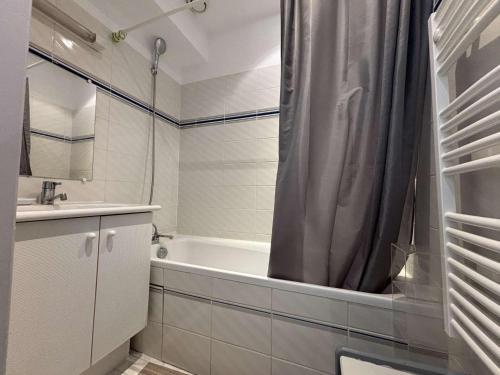 une salle de bain avec une baignoire, un lavabo et une douche dans l'établissement Appt Studio cabine - LA ROCHELLE - LR250-A102, à La Rochelle