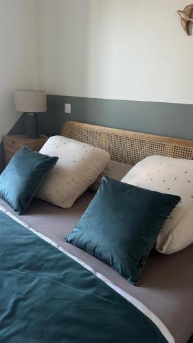 Ένα ή περισσότερα κρεβάτια σε δωμάτιο στο Hôtel Le Noirmoutier