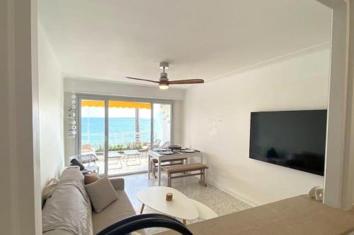 un salon avec un canapé et une télévision à écran plat dans l'établissement Le Soleil - Sea - Spacious - Hypercentre - Car park, à Antibes