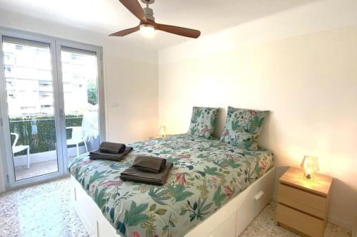 une chambre avec un lit et un ventilateur de plafond dans l'établissement Le Soleil - Sea - Spacious - Hypercentre - Car park, à Antibes