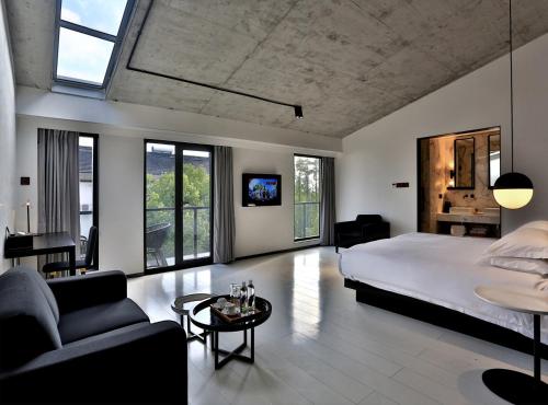 Postel nebo postele na pokoji v ubytování Wuzhen Yinshuxiangshe Design Hotel Xizha Scenic Area South Gate Branch