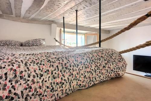 - une chambre avec un lit doté d'une couette et d'une télévision dans l'établissement The Massena - Hypercentre - AC - Old Town, à Antibes