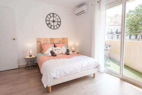 une chambre avec un lit et une grande fenêtre dans l'établissement Les Sorbiers - CENTRE VILLE - Spacieux & Climatisation, à Cannes