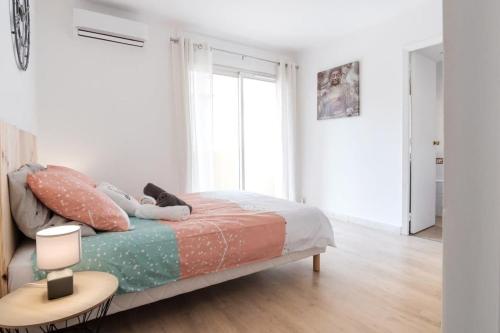 - une chambre avec un lit avec des oreillers et une table dans l'établissement Les Sorbiers - CENTRE VILLE - Spacieux & Climatisation, à Cannes