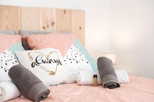 - un lit avec des oreillers et des couvertures dans l'établissement Les Sorbiers - CENTRE VILLE - Spacieux & Climatisation, à Cannes