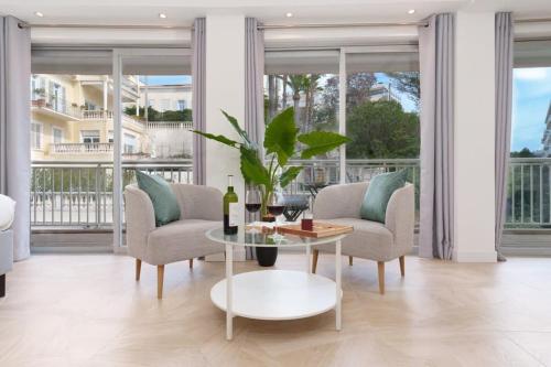 un salon avec deux chaises et une table dans l'établissement Le Louis Blanc - Hypercentre - 100m Suquet - AC, à Cannes