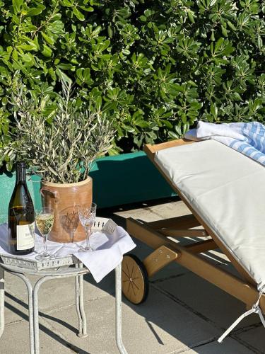 - une table avec une bouteille de vin et des verres à vin dans l'établissement Le Lagon Vert, à Pernes-les-Fontaines