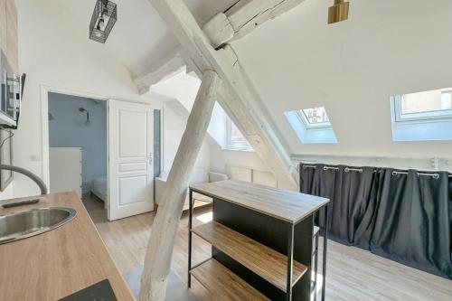 - une cuisine avec un évier et une table dans une chambre dans l'établissement Flexliving - Studio - Charlot, à Paris