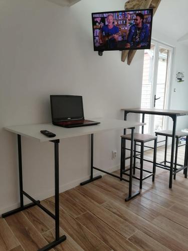 un ordinateur portable assis sur une table dans une pièce dans l'établissement Studio du Clos, à Yvetot