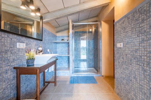 un baño con lavabo y ducha en Casa Brava, en Santanyí
