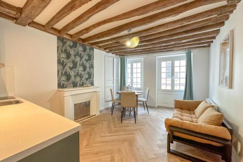 un salon avec un canapé et une table dans l'établissement Flexliving - studio - 3 Portes, à Paris