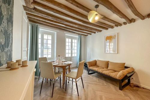 un salon avec une table et un canapé dans l'établissement Flexliving - studio - 3 Portes, à Paris