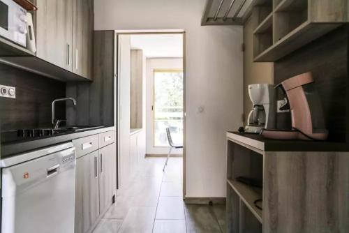 une cuisine avec un évier et un comptoir dans l'établissement Residence Pierre et Vacances de la Corniche d'or, à Saint-Raphaël