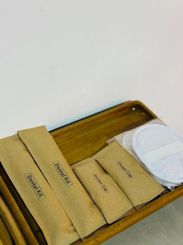 a wooden tray with folded towels and a towel at La Casa Bella in Ella