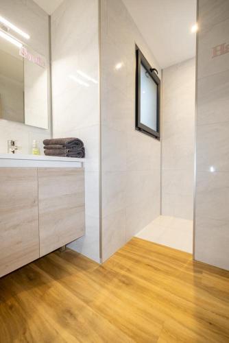 une salle de bain avec un lavabo et un miroir dans l'établissement Le Parmé' Nid - gîte 3 lits avec terrasse et Clim, à Beaucroissant