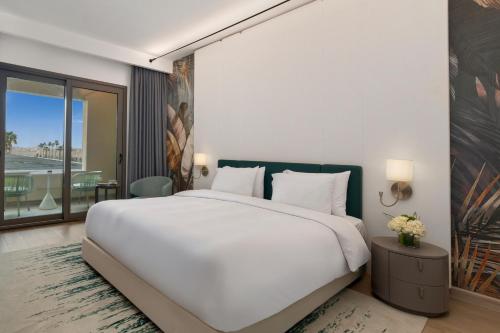 Postel nebo postele na pokoji v ubytování Rixos Obhur Jeddah Resort & Villas - All-Inclusive