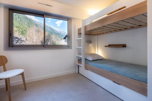 une chambre avec un lit superposé et une fenêtre dans l'établissement Appartement des Champs - Welkeys, à Chamonix-Mont-Blanc