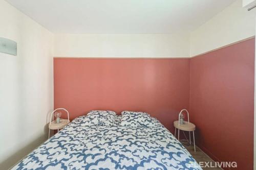 - une chambre avec un lit et deux petites tables dans l'établissement Flexliving - Splendid whole apartment - Croix Nivert, à Paris