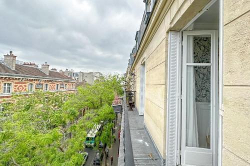 - une vue sur la rue depuis la fenêtre d'un bâtiment dans l'établissement Flexliving - Whole flat - Balard, à Paris