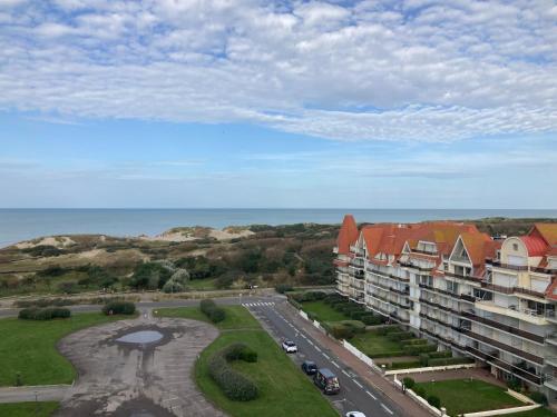 - une vue aérienne sur un hôtel et l'océan dans l'établissement Studio front de mer 8eme etage, à Le Touquet-Paris-Plage