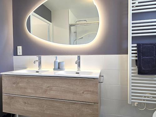 a bathroom with a sink and a mirror at Belle Villa au cœur du frontonnais - Cœur de village - Piscine, jardin et terrasses privés - Climatisation - 8 personnes - 5 lits in Fronton
