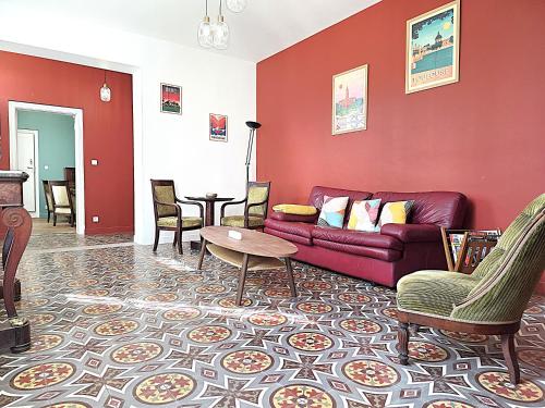 a living room with a couch and a table at Belle Villa au cœur du frontonnais - Cœur de village - Piscine, jardin et terrasses privés - Climatisation - 8 personnes - 5 lits in Fronton