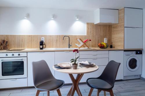 une cuisine avec une table, des chaises et un évier dans l'établissement Le 134, à Orange