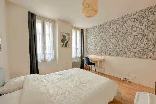 une chambre avec un lit et un bureau avec une chaise dans l'établissement Flexliving - Lappe - Studio, à Paris