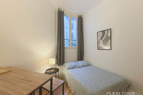 une petite chambre avec un lit et une fenêtre dans l'établissement Flexliving - Studio - La Fayette, à Paris