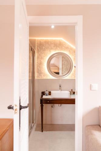 a bathroom with a sink and a mirror at Vega de la Reina in Jaén