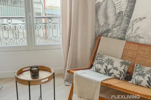 une pièce avec une chaise, une table et une fenêtre dans l'établissement Flexliving - studio - Guénot, à Paris