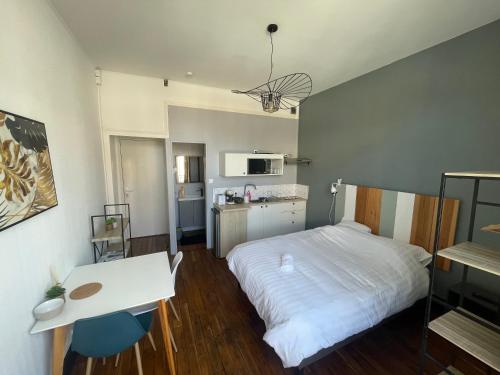 une chambre avec un lit et un bureau dans l'établissement Opale 2, à Vichy