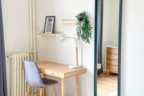 un bureau avec une lampe et une chaise dans une pièce dans l'établissement Flexliving - whole flate - Entrepreneur, à Paris