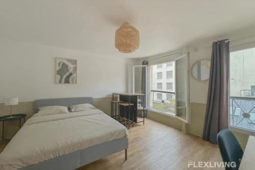 une chambre avec un lit et une grande fenêtre dans l'établissement Flexliving - Studio - Echiquier, à Paris