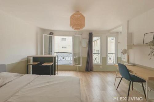 une chambre avec un lit, un bureau et des fenêtres dans l'établissement Flexliving - Studio - Echiquier, à Paris