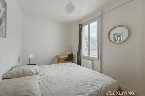 une chambre blanche avec un lit et une fenêtre dans l'établissement Flexliving - whole flat - Saint Martin, à Paris
