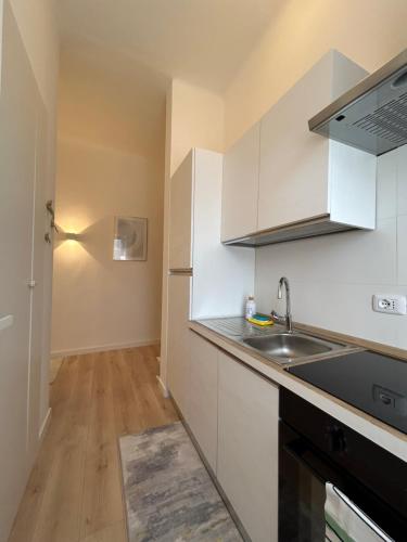 Kuchyň nebo kuchyňský kout v ubytování V&C HOME RENTAL SPECIALIST Appartamenti fronte Lago Maggiore