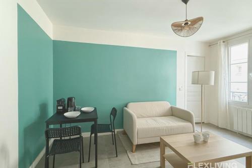 un salon avec un canapé et une table dans l'établissement Flexliving - One bedroom - Fécamp, à Paris