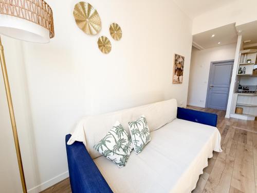 - un salon avec un canapé blanc et des coeurs au mur dans l'établissement Le calmette, à Beausoleil