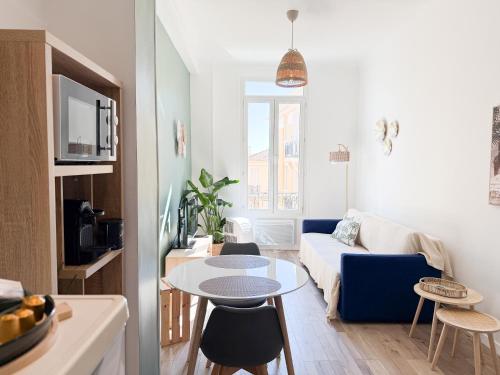 un salon avec un canapé et une table dans l'établissement Le calmette, à Beausoleil