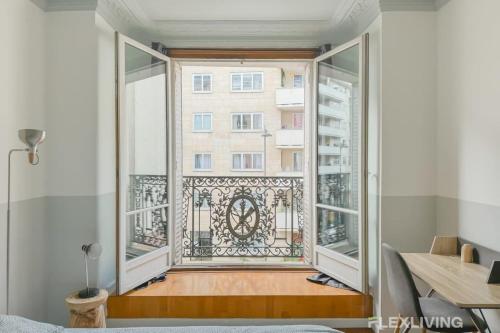 Cette chambre dispose d'une fenêtre offrant une vue sur un bâtiment. dans l'établissement Flexliving - whole flat - Hameau, à Paris