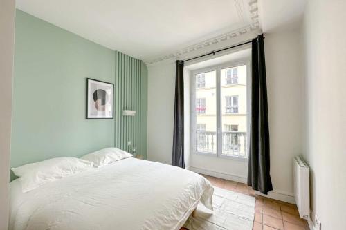 une chambre avec un lit et une grande fenêtre dans l'établissement Flexliving - whole flat - Echiquier, à Paris