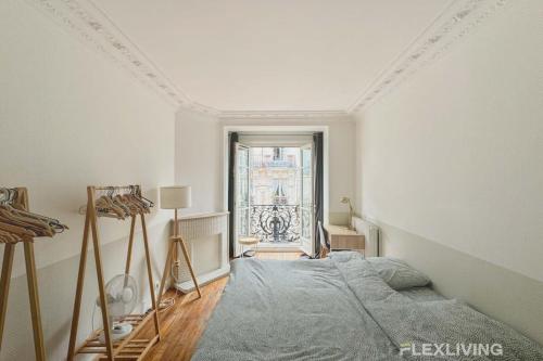 une chambre avec un lit et une fenêtre dans l'établissement Flexliving - room - Prague, à Paris