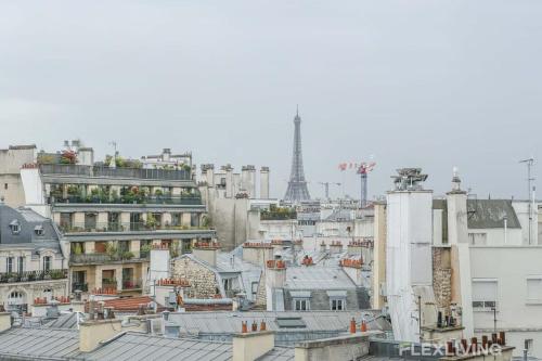 une vue de la tour Eiffel depuis les toits des immeubles dans l'établissement Flexliving - Onebedroom - Malesherbes - Eiffel Tower view, à Paris