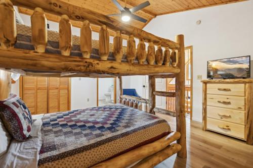 Ένα ή περισσότερα κρεβάτια σε δωμάτιο στο Angler's Perch #2523