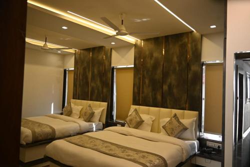 Ένα ή περισσότερα κρεβάτια σε δωμάτιο στο Ramlala Hotel